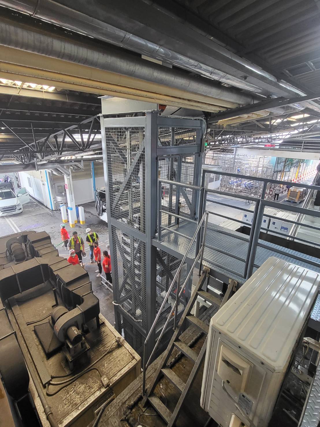 image Installation of freight elevator structure and electric chain hoist 3