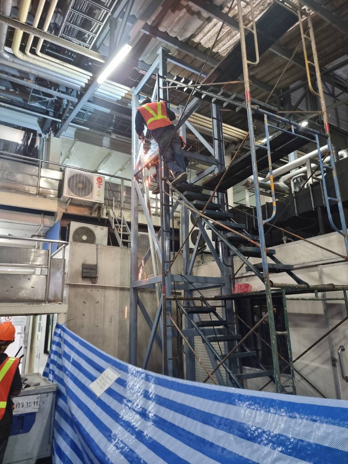 image Installation of freight elevator structure and electric chain hoist 31