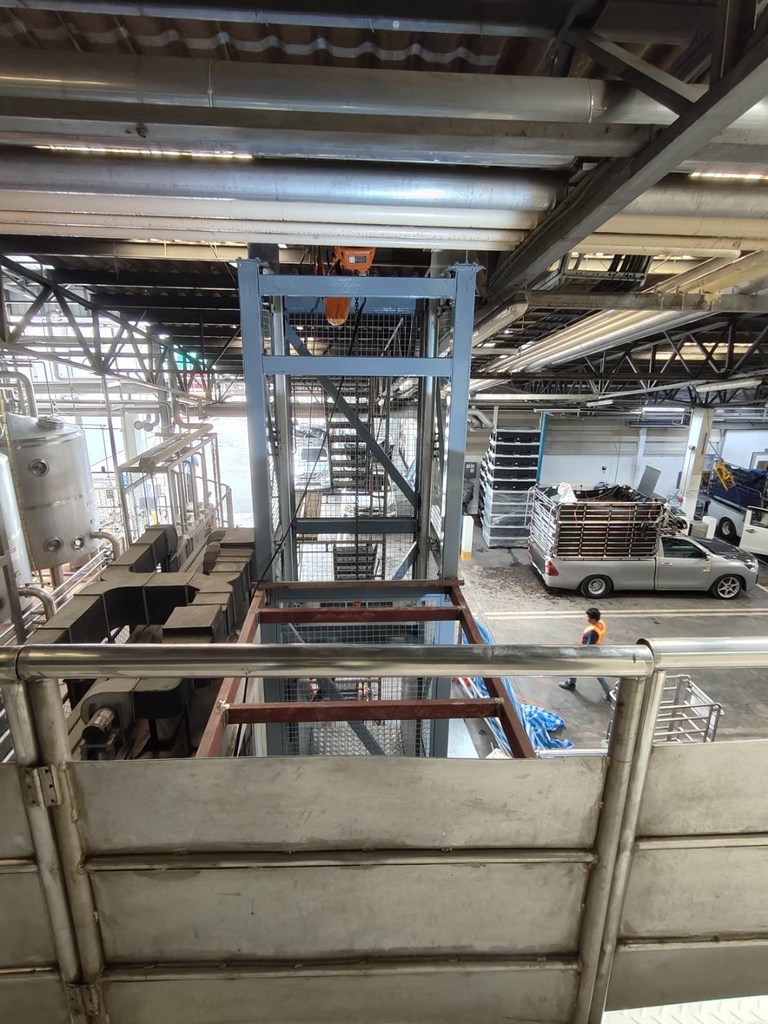 image Installation of freight elevator structure and electric chain hoist 33