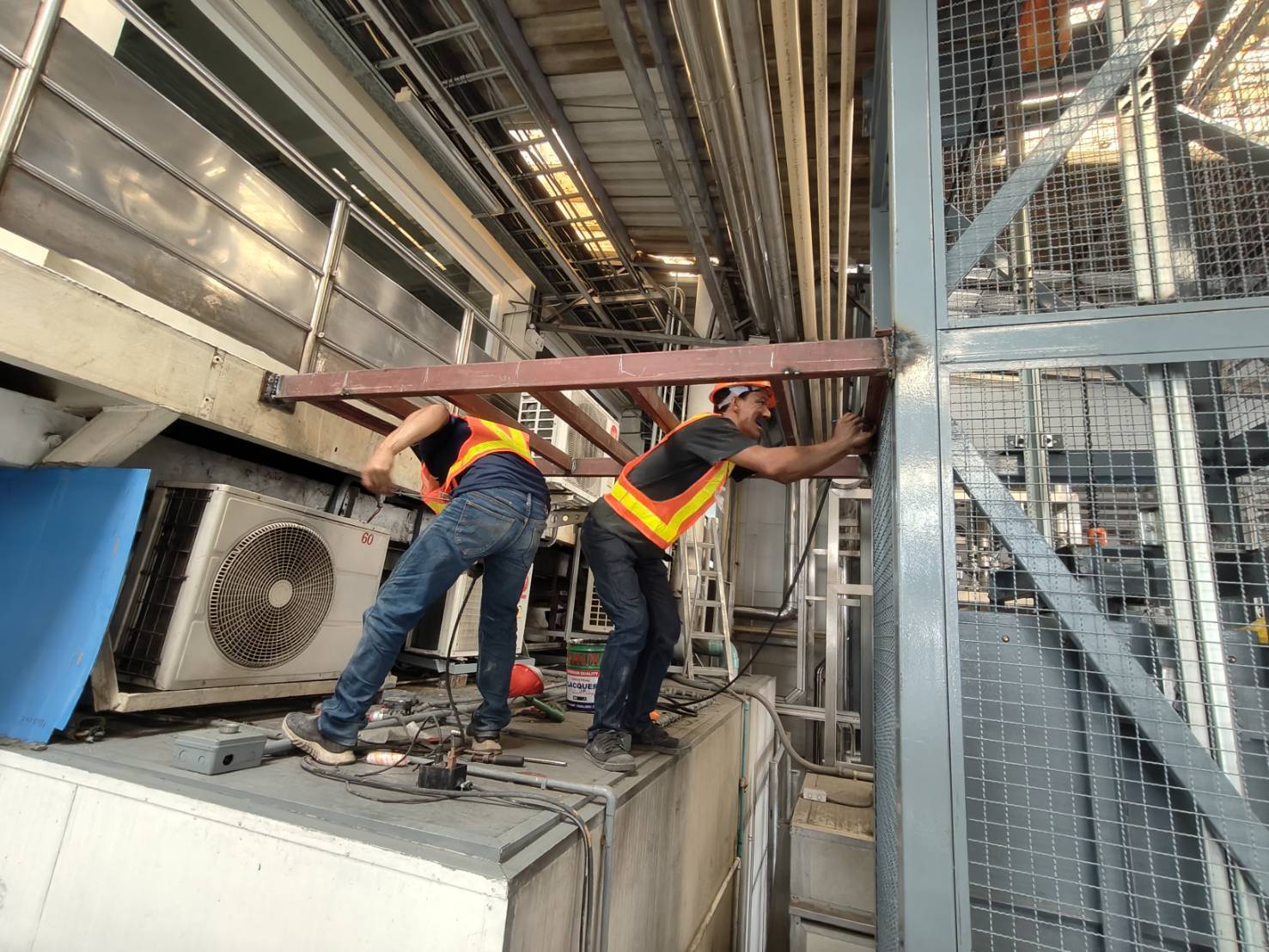 image Installation of freight elevator structure and electric chain hoist 34