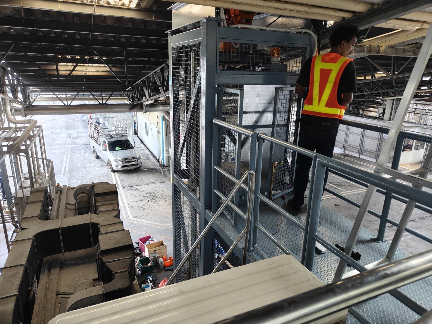 image Installation of freight elevator structure and electric chain hoist 36