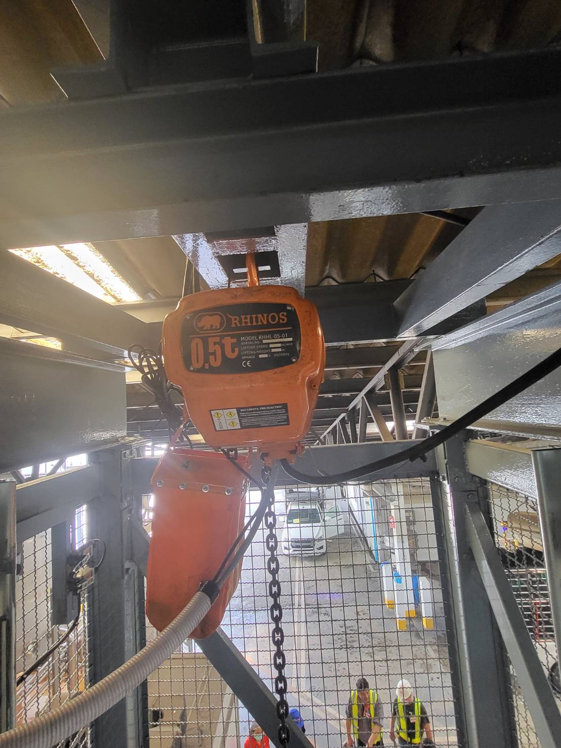 image Installation of freight elevator structure and electric chain hoist 38