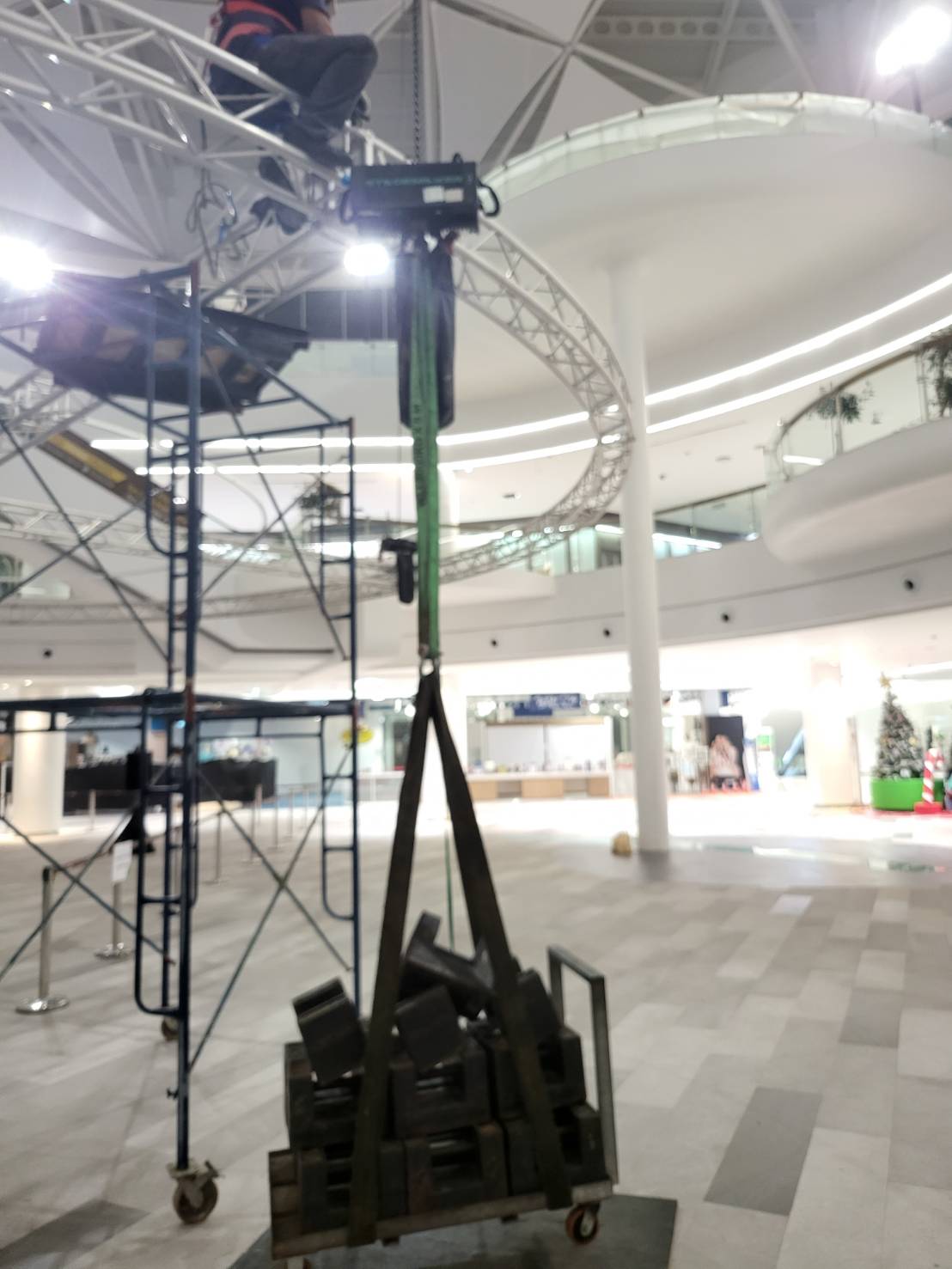 Image Load Test Service to inspect the structure of the pulley in the shopping mall - 1