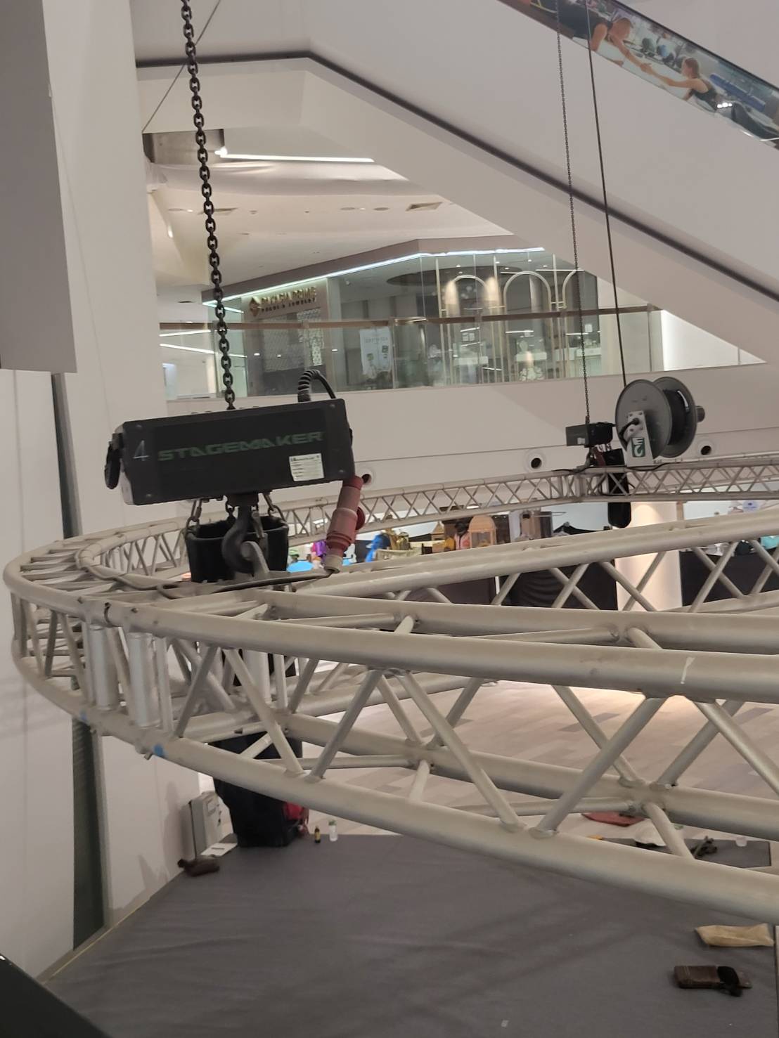 Image Load Test Service to inspect the structure of the pulley in the shopping mall - 1